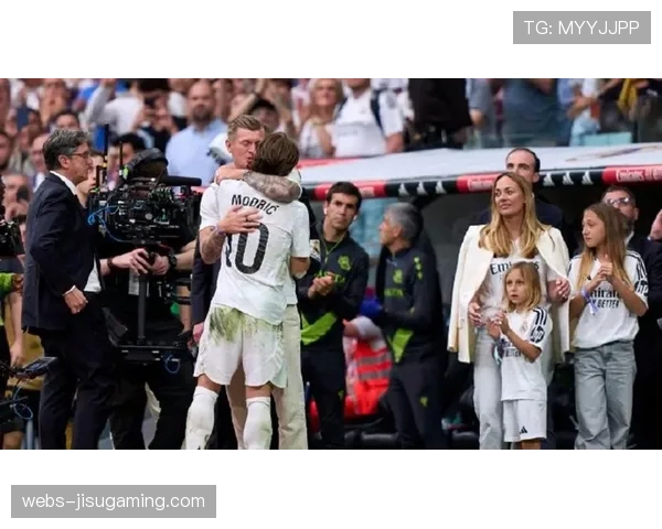 特写：伯纳乌看台球迷齐声高歌，送别即将离队的传奇后卫